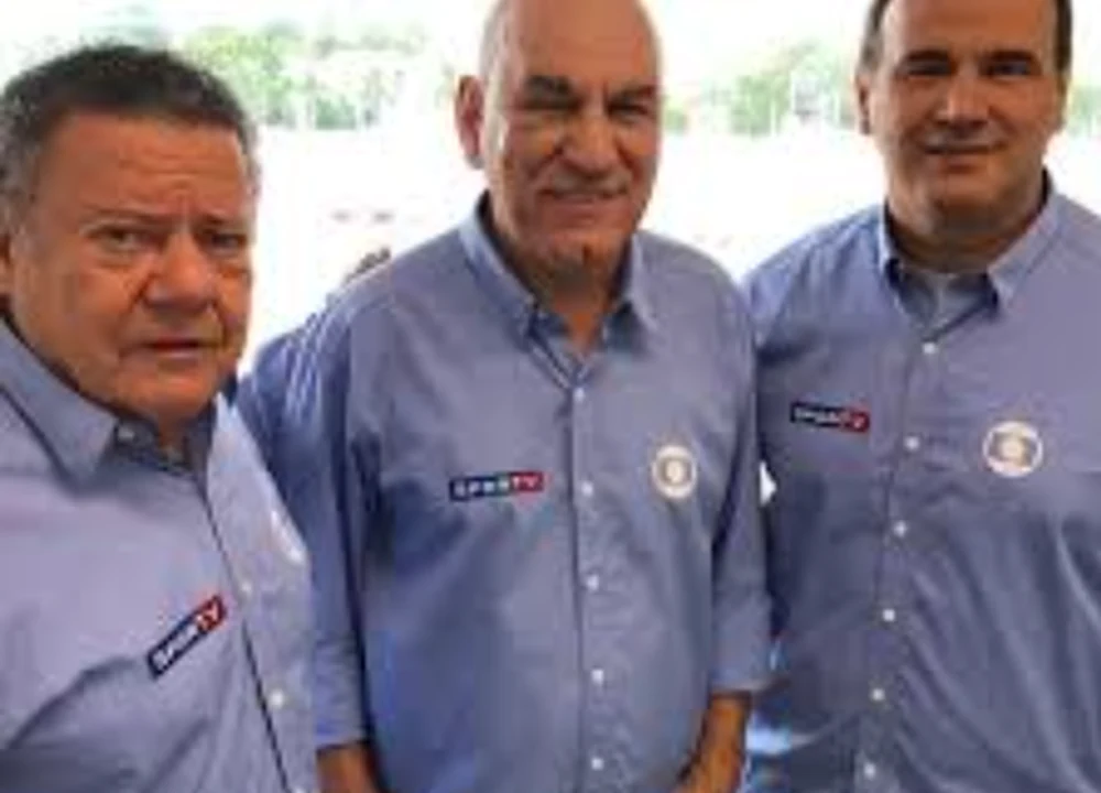 Kléber Guerra ao lado de profissionais da televisão